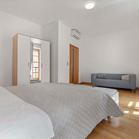 Charming Apartment In The Heart Of Братислава Экстерьер фото