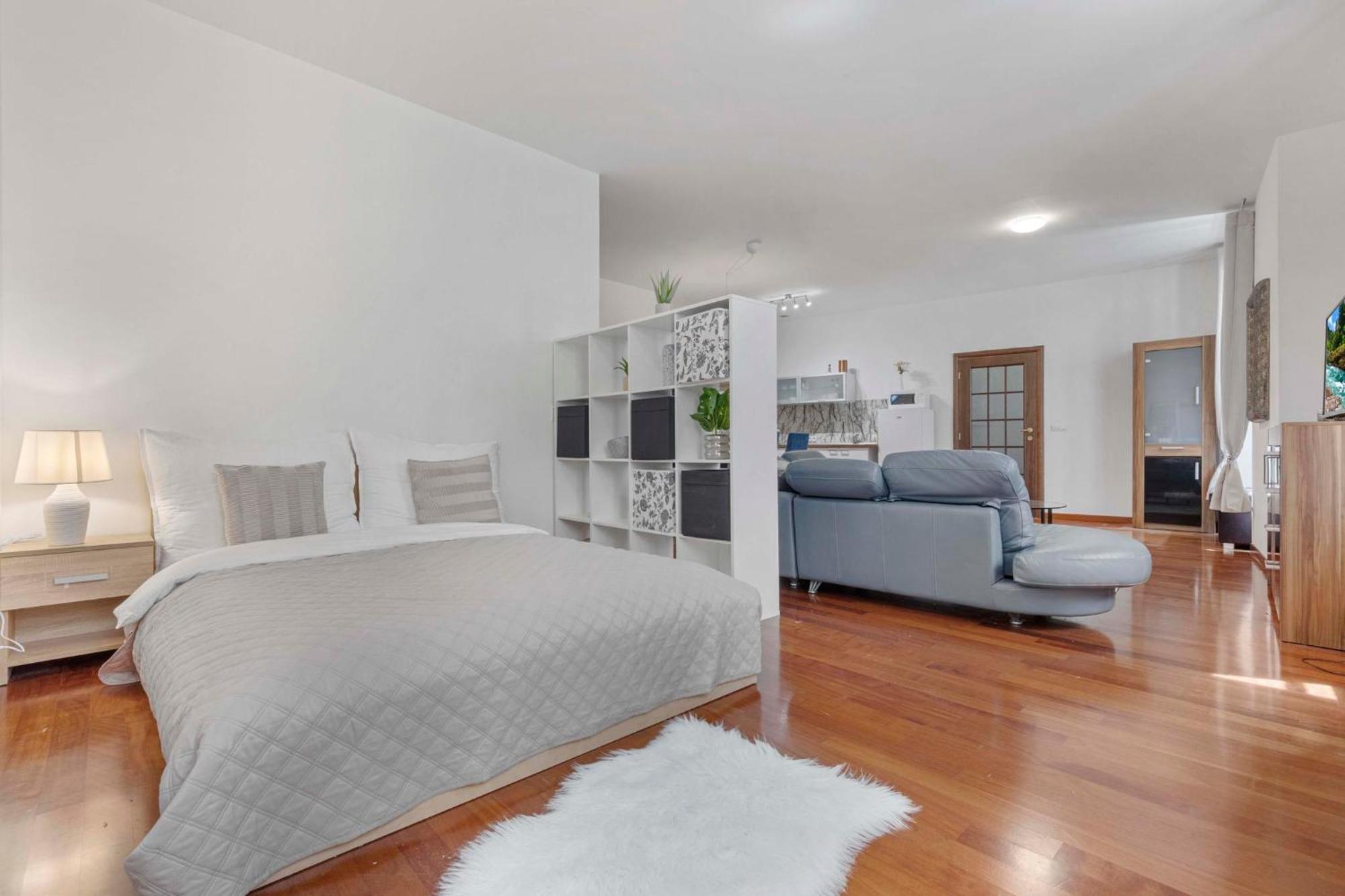 Charming Apartment In The Heart Of Братислава Экстерьер фото