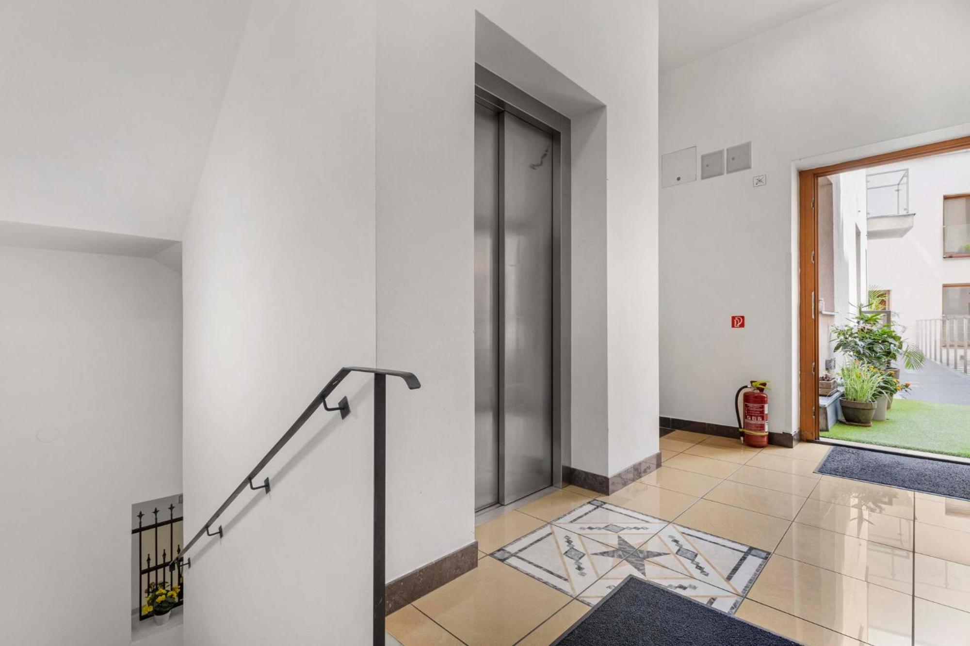 Charming Apartment In The Heart Of Братислава Экстерьер фото
