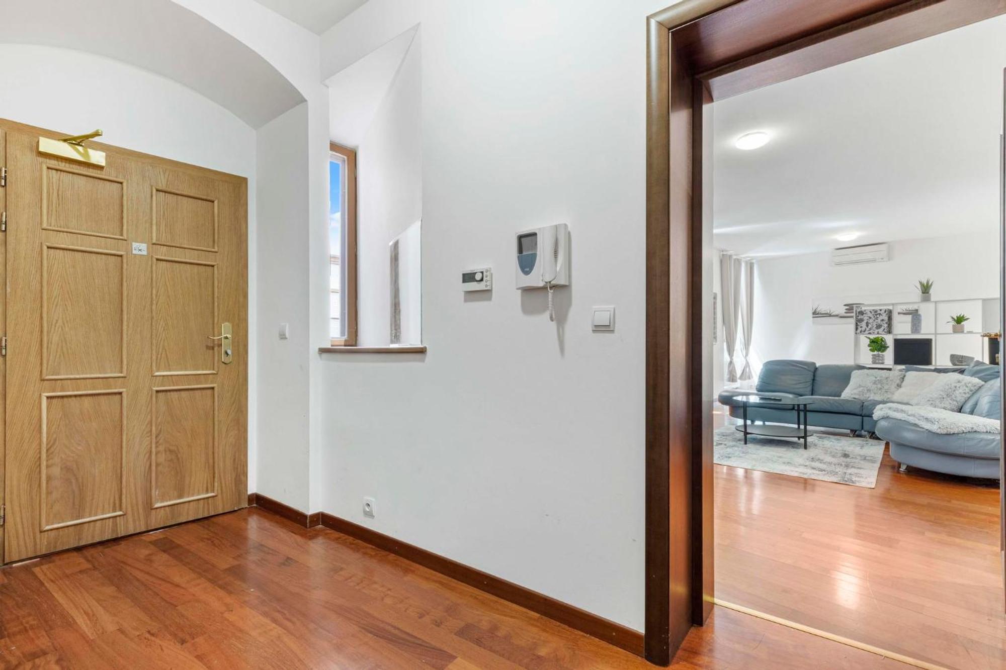 Charming Apartment In The Heart Of Братислава Экстерьер фото